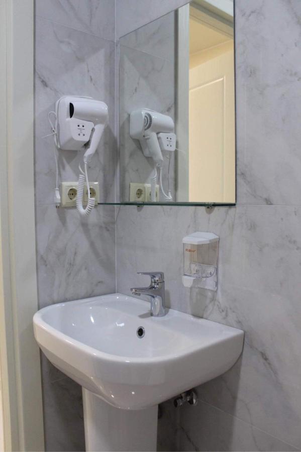 Horizons Hotel Rooms 巴统 外观 照片