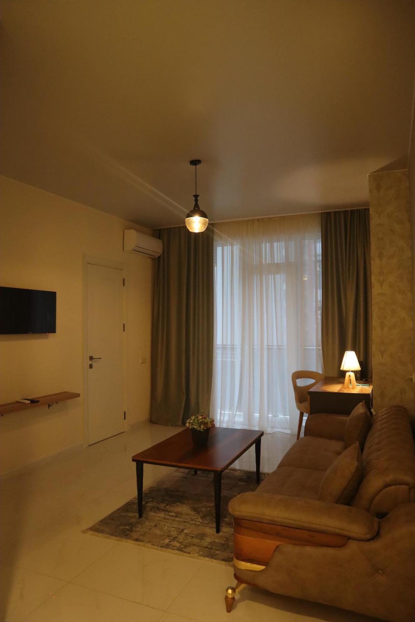 Horizons Hotel Rooms 巴统 外观 照片
